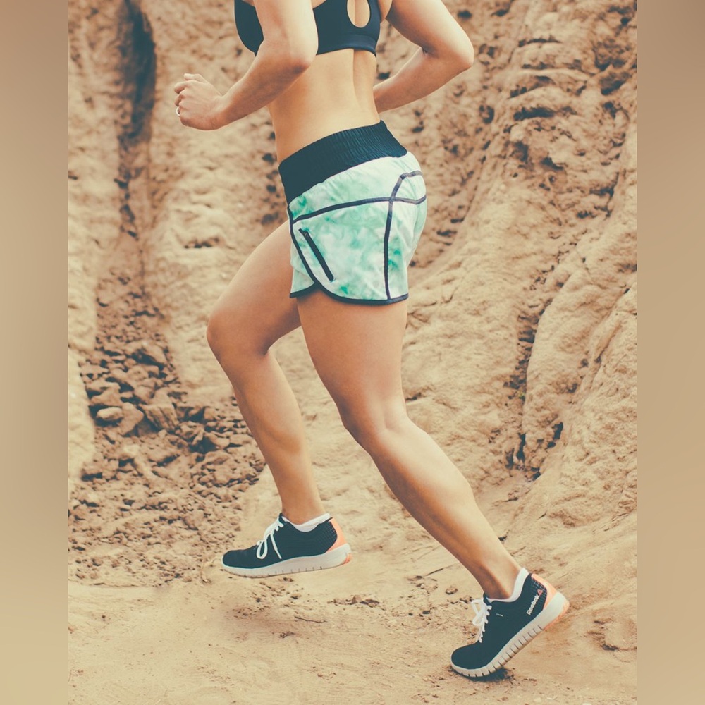 Lululemon RARE Tracker Short II *2-way Stretch: Spray Dye White Blue Tropics